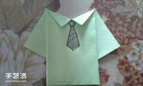 The folding method of a simple shirt illustrates the steps of childrens handmade origami shirts