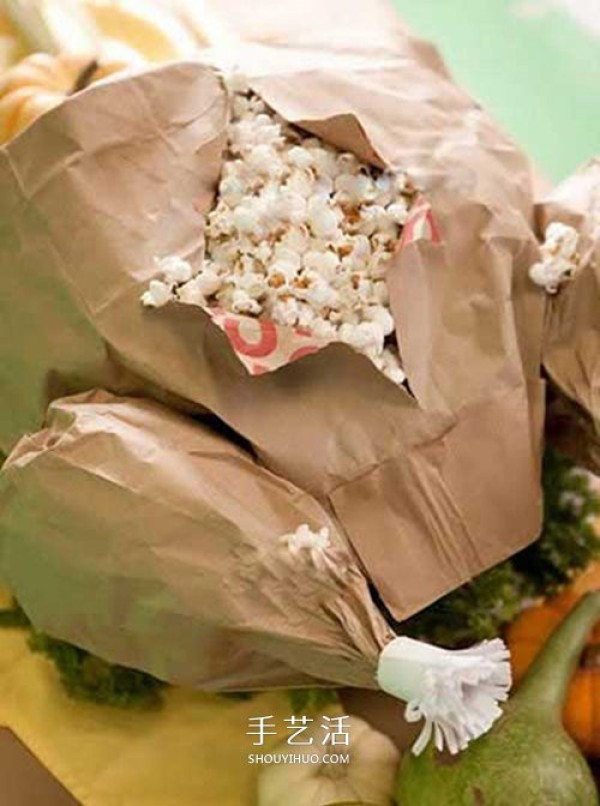 A simple Thanksgiving paper turkey recipe for making a brown paper bag turkey model