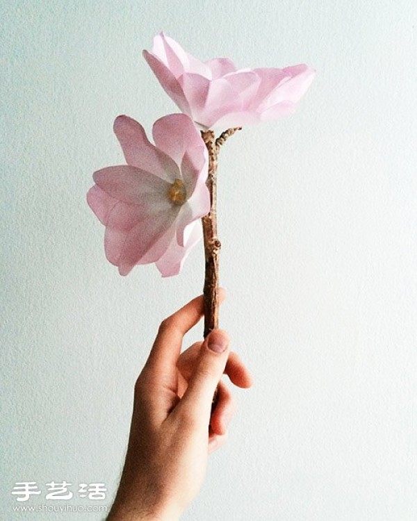 Illustrated tutorial on how to make beautiful magnolias from cardboard