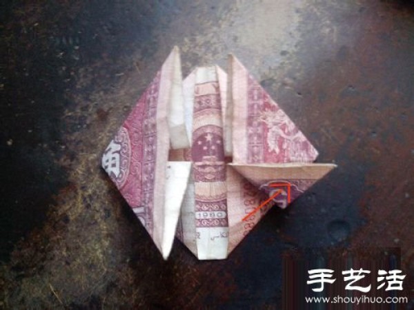 Illustrated tutorial on how to fold paper money