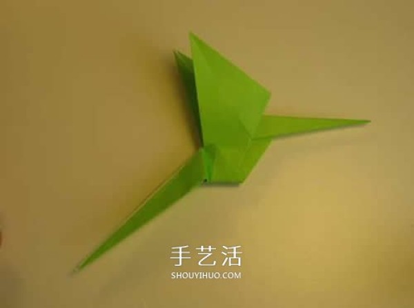 Step-by-step diagrams of hand-made origami pterosaurs. Illustrated process of folding pterosaurs