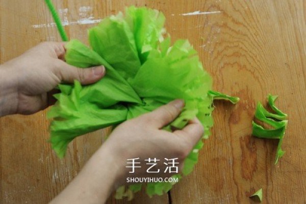 Illustration of how to make simple and beautiful handmade crepe paper flowers