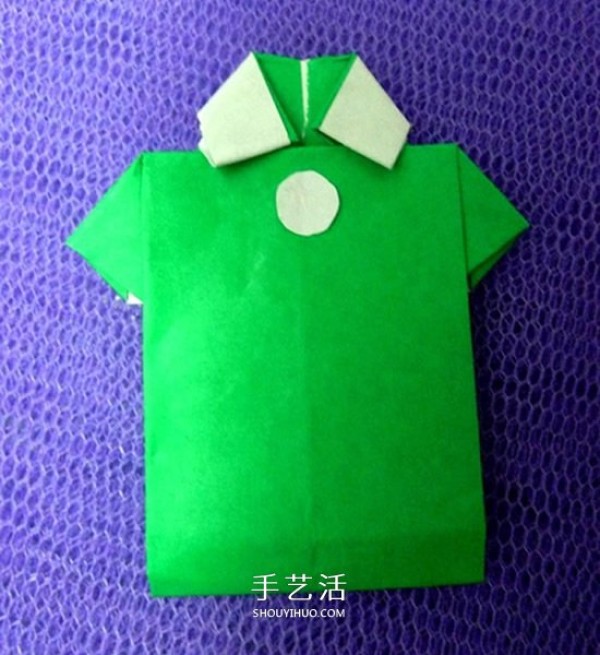 An illustrated tutorial on how to fold a mens T-shirt, a simple origami T-shirt method