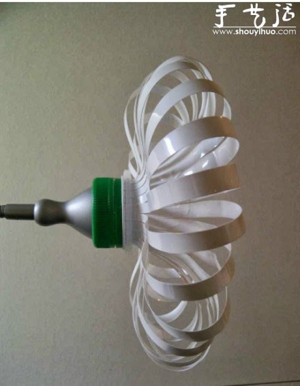 Plastic bottles transform table lamps into DIY beautiful flower lampshades