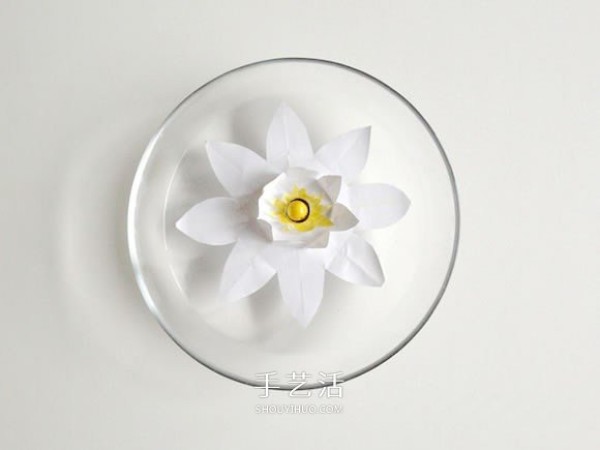 Illustration of how to make beautiful paper lotus from lotus blooming in water