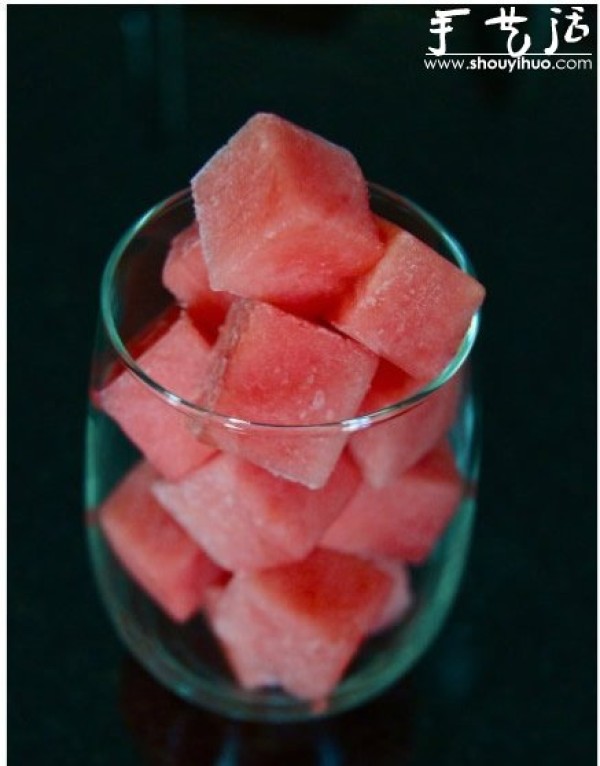 DIY watermelon ice cubes, tutorial on how to make watermelon ice cubes