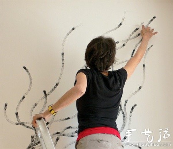 Landscape painting created by DIY after sticking charcoal powder on fingers