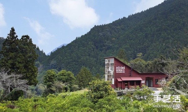 Zero waste concept: a craft beer shop built with recycled waste