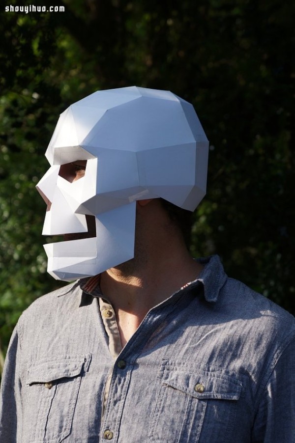 Halloween is coming, awesome people use thick cardboard to make super handsome skull masks