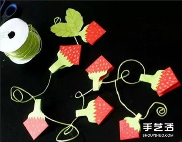 Illustrations of how to fold origami strawberries for children, which can be madeWall decoration or necklace 