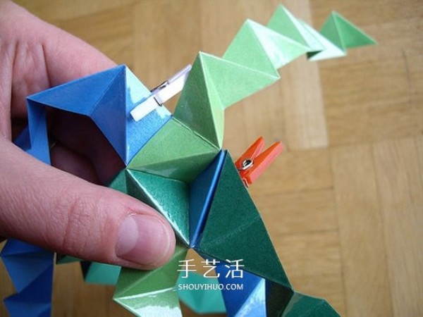 The steps of folding a paper ball and the picture of the detailed steps of origami balls