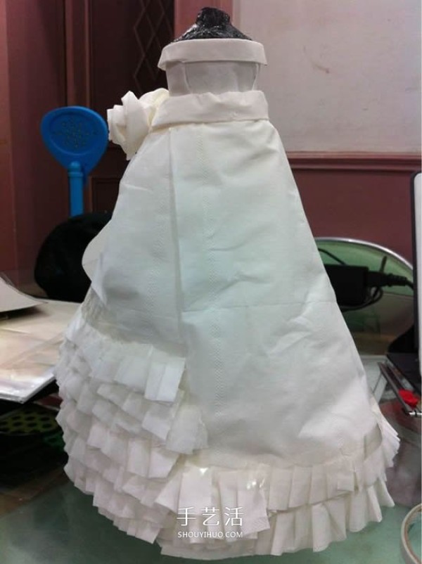 Using the waste of toilet paper tubes to make toilet paper wedding dresses by hand DIY