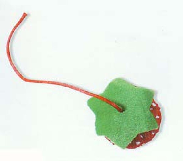 Tutorial on handmade fabric art for strawberry-shaped curtain buttons