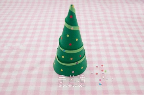 A simple tutorial on how to make a three-dimensional Christmas tree with cardboard