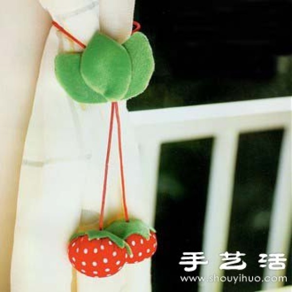 Tutorial on handmade fabric art for strawberry-shaped curtain buttons