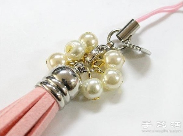 Handmade method of making mobile phone pendants with tassels