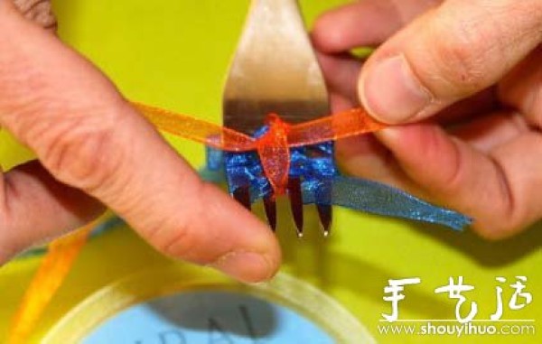 Tutorial on making bows with ribbons easily