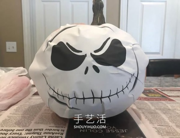 Illustrated tutorial on how to carve homemade Halloween pumpkin lanterns