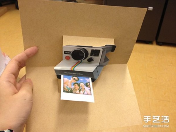 Illustration of a method of making a 3D greeting card with a Polaroid camera