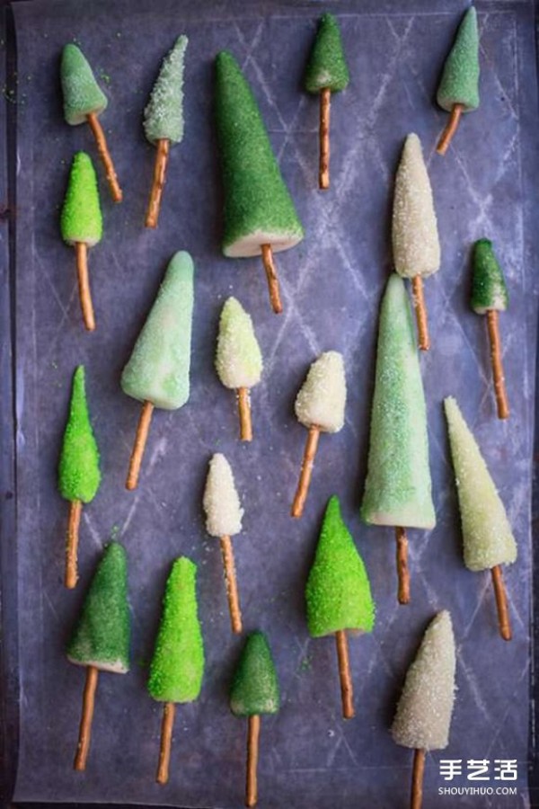 How to make a candy Christmas tree and make a homemade mini pine tree to decorate a birthday cake