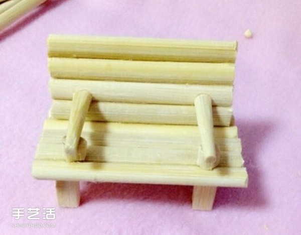 Illustration of how to make a chair with armrests using disposable chopsticks