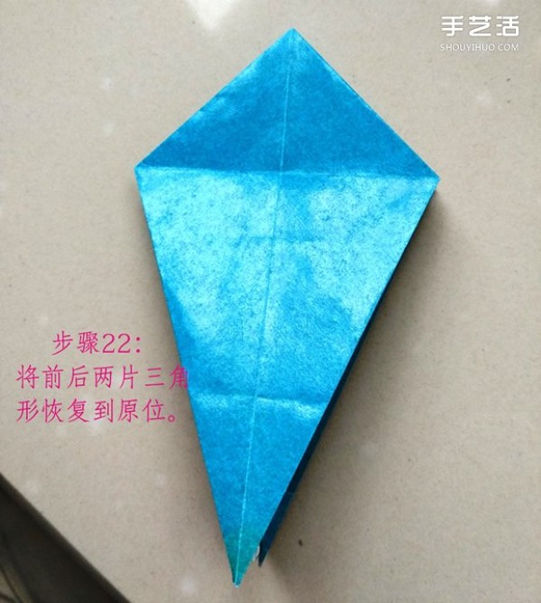 The folding method of the frog on the leaf illustrates the process of the frog on the origami leaf