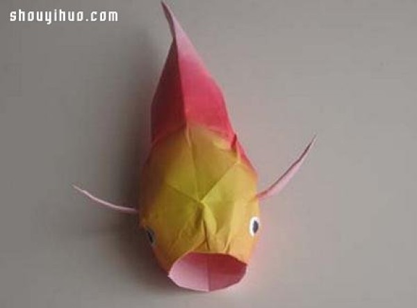 Illustrated tutorial on how to fold realistic three-dimensional origami goldfish