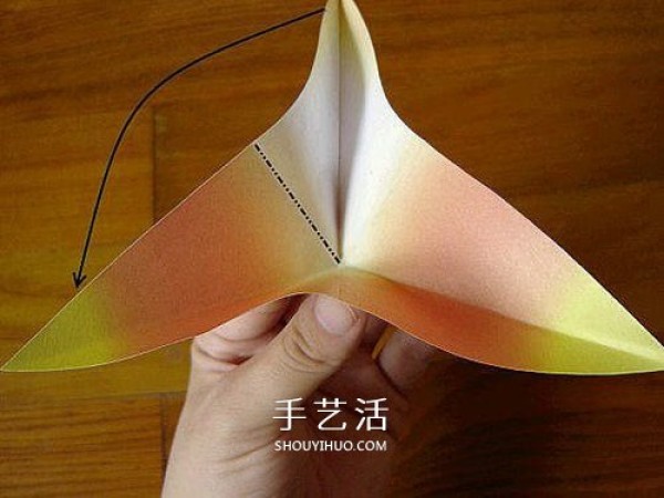 A piece of paper to fold a lily, a simple and beautiful lily origami