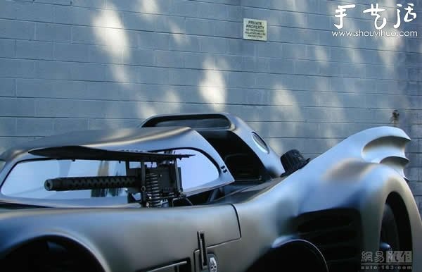 An American uncle rebuilt a broken car to make a homemade Batman tank