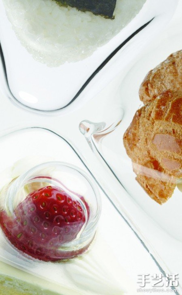 Appreciating food under a super-fitting dessert glass cover