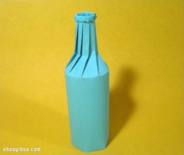 Illustrated tutorial on how to fold origami three-dimensional wine bottles and vases