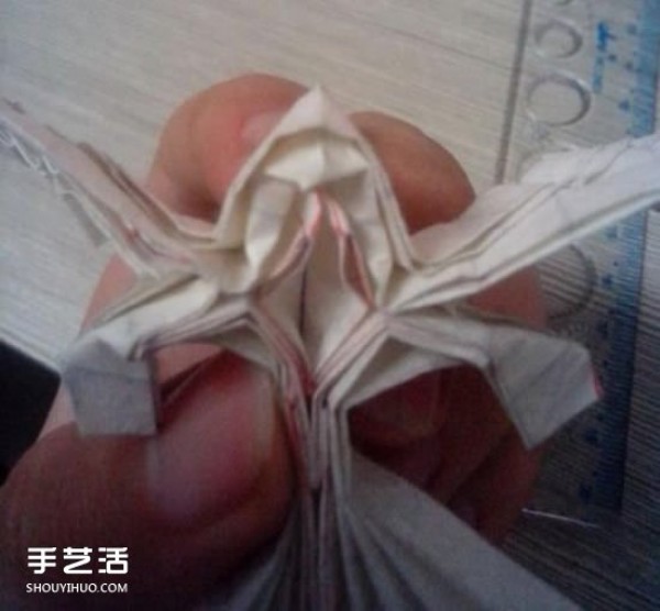 The origami method of a beautiful angel and the illustration of folding a three-dimensional angel by hand