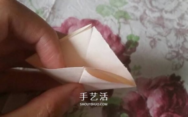 The folding method of lilies is simple and easy to learn. Pictures of how to fold lilies