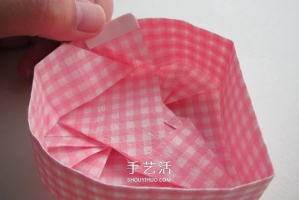 How to fold a love box and how to fold a heart-shaped carton with a lid and the steps Illustrations