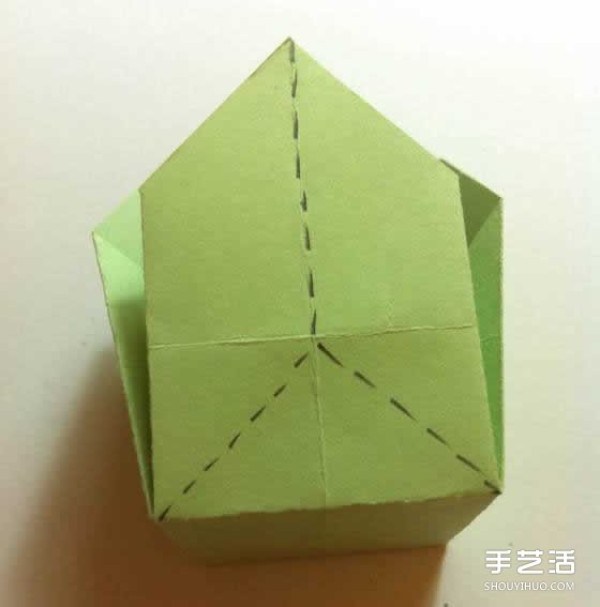 A piece of paper to fold a four-leaf clover, an illustration of the steps to fold a creative four-leaf clover