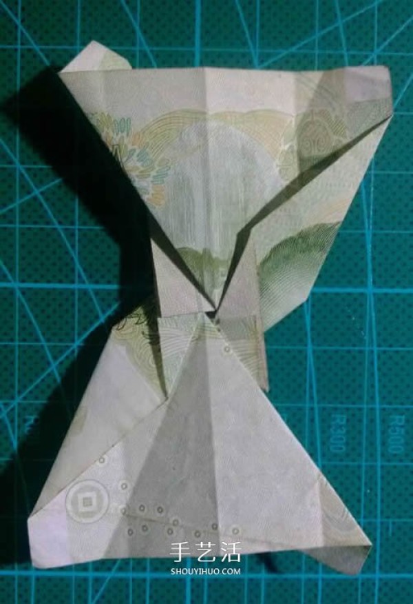 Illustration of the folding method of the hexagonal badge, origami hexagonal badge with one yuan bill