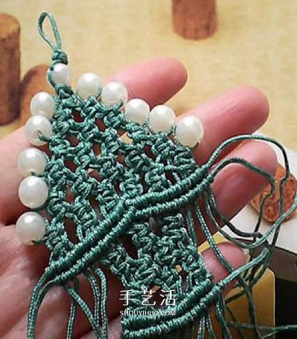 How to braid small Christmas tree pendants and how to weave hand-woven Christmas tree ornaments Illustration