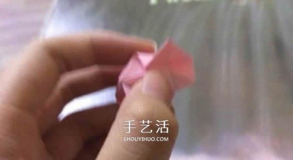 Tutorial on folding flowers on sticky notes with mini rose origami illustrations