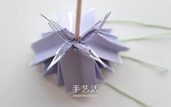 A simple and beautiful paper flower tutorial for young children to make cardboard flowers