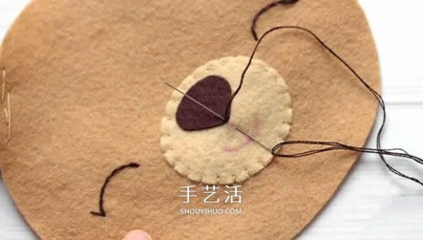 DIY illustrations of making super cute bear puppets with non-woven New Year bears