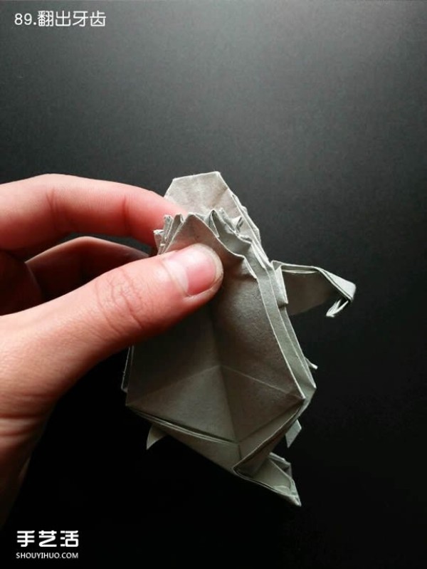 Super complex origami shark illustration, detailed steps for folding a three-dimensional shark