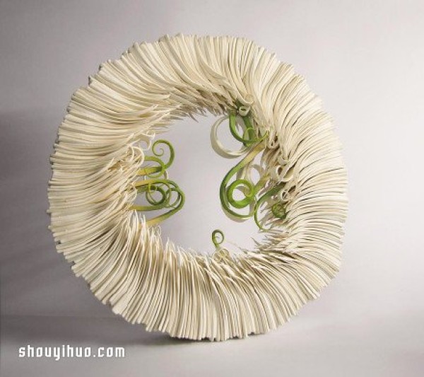 The ceramic works that seem to be alive present a soft and beautiful effect like paper art