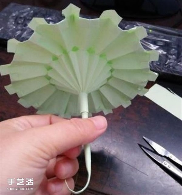 The folding method of a small three-dimensional umbrella illustrates how to make a paper umbrella for children