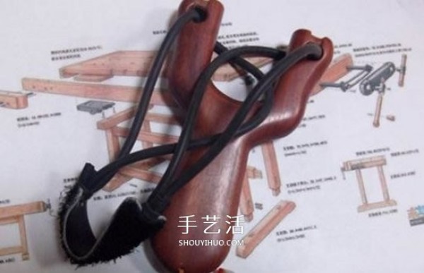 The solid wood slingshot making process illustrates the method of making a homemade solid wood slingshot