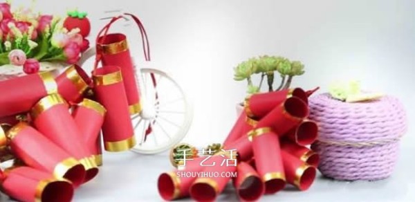 How to make a string of firecrackers from cardboard for decoration