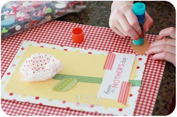 Cake paper flowers are simple and beautiful to make Mothers Day cards by hand