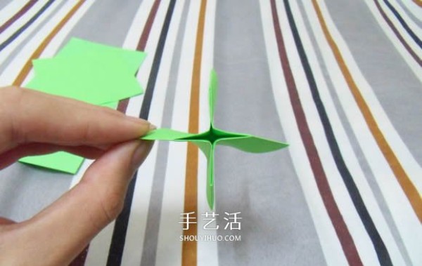 Tutorial on handmade origami flower holders can perfectly match Kawasaki roses