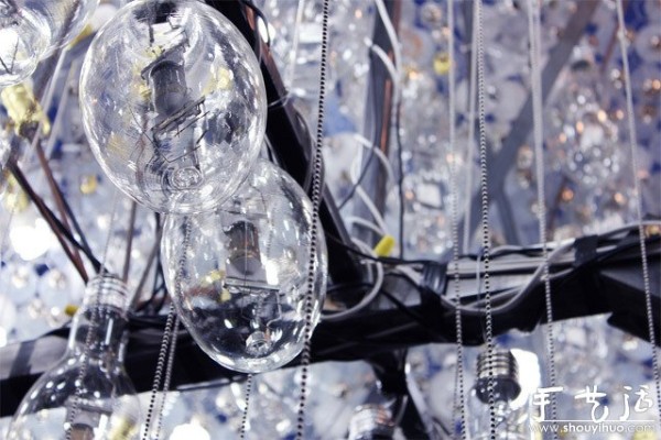 The "light bulb cloud" of discarded light bulb DIY