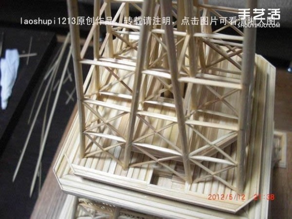 A detailed illustrated tutorial on making a model of the Eiffel Tower using chopsticks and bamboo skewers