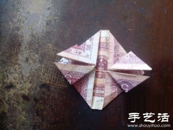 Illustrated tutorial on how to fold paper money